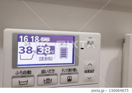 給湯器の液晶パネルに設定された38度のお風呂温度表示 給湯器の液晶パネルに設定された38度のお風呂温度表示 130064675
