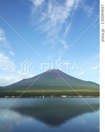 山中湖から見た夏の空と逆さ富士 山中湖から見た夏の空と逆さ富士 130064697