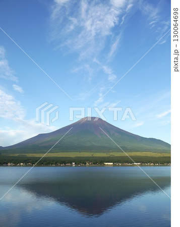 山中湖から見た夏の空と逆さ富士 山中湖から見た夏の空と逆さ富士 130064698