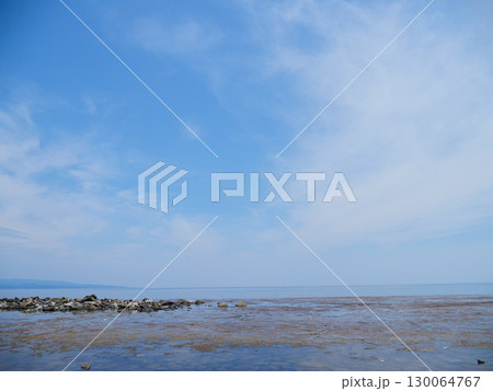 夏の富山湾の雨晴海岸の沿岸の風景 130064767