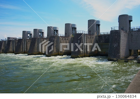 力強くそびえるダム構造 130064834