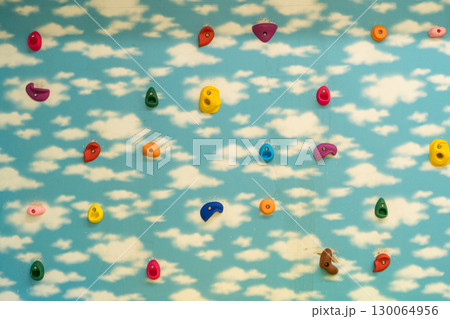 カラフルなストーンが取り付けられた、ボルダリング用の壁 カラフルなストーンが取り付けられた、ボルダリング用の壁 130064956