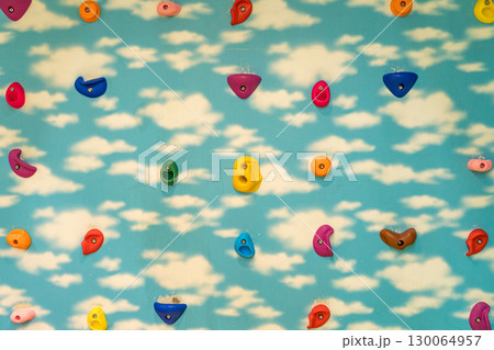 カラフルなストーンが取り付けられた、ボルダリング用の壁 130064957