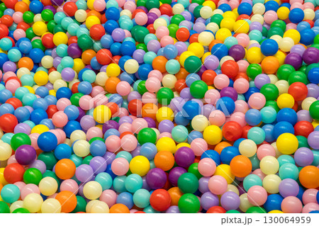 子供達が遊ぶ、カラフルなボールプール 子供達が遊ぶ、カラフルなボールプール 130064959