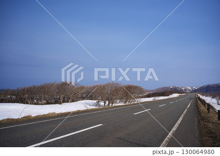 早春の北海道サロベツ　春霞に煙る日本海オロロンライン 130064980
