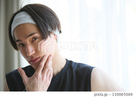美容に関する若いアジアの男性ポートレート 美容に関する若いアジアの男性ポートレート 130065089