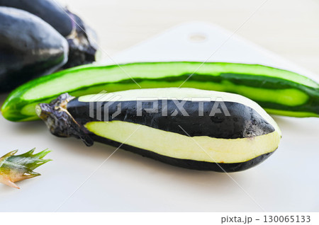 皮を剝いた水なすと胡瓜 皮を剝いた水なすと胡瓜 130065133