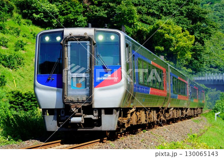 峠越えのトンネル群を抜け立間駅へ入線する特急宇和海 130065143