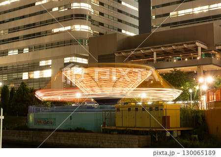 夜の遊園地アトラクション 130065189