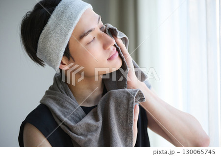 洗顔後の若いアジアの男性ポートレート 洗顔後の若いアジアの男性ポートレート 130065745