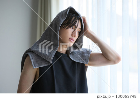 朝の窓際で洗顔後の若いアジアの男性ポートレート 朝の窓際で洗顔後の若いアジアの男性ポートレート 130065749