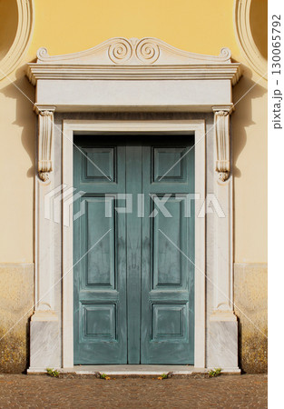 Old wooden door 130065792