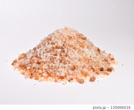 山盛りのピンク岩塩 130066016