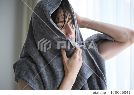 入浴後の若いアジアの男性ポートレート 130066041
