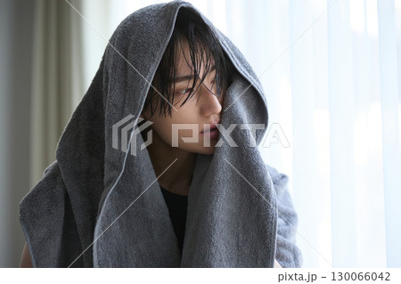 入浴後の若いアジアの男性ポートレート 入浴後の若いアジアの男性ポートレート 130066042