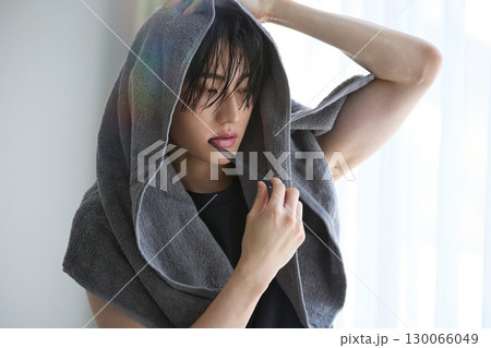 入浴後の若いアジアの男性ポートレート 130066049