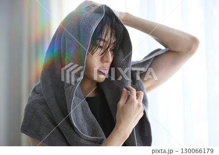 入浴後の若いアジアの男性ポートレート 入浴後の若いアジアの男性ポートレート 130066179