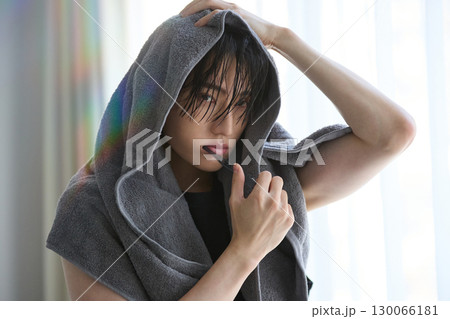入浴後の若いアジアの男性ポートレート 入浴後の若いアジアの男性ポートレート 130066181
