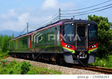 ローレル賞受賞の2700系気動車で運転する特急うずしお ローレル賞受賞の2700系気動車で運転する特急うずしお 130066263