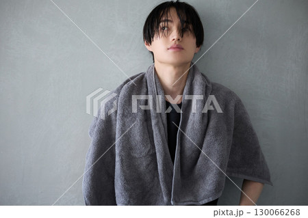 入浴後の若いアジアの男性ポートレート 入浴後の若いアジアの男性ポートレート 130066268