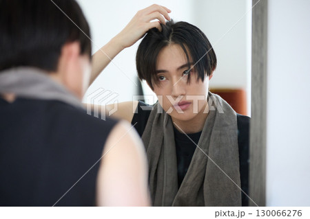 美容に関するアジアの若い男性のポートレート 美容に関するアジアの若い男性のポートレート 130066276