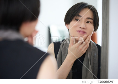 美容に関するアジアの若い男性のポートレート 130066291
