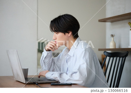 自宅で仕事をしているアジアの若い男性 自宅で仕事をしているアジアの若い男性 130066516