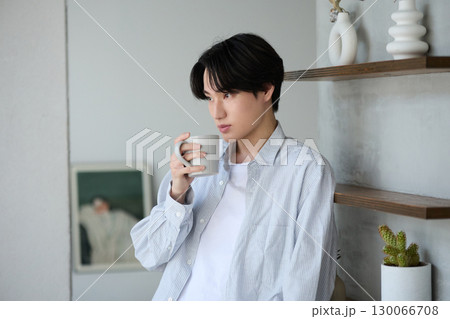 自宅でリラックしているアジアの若い男性 自宅でリラックしているアジアの若い男性 130066708