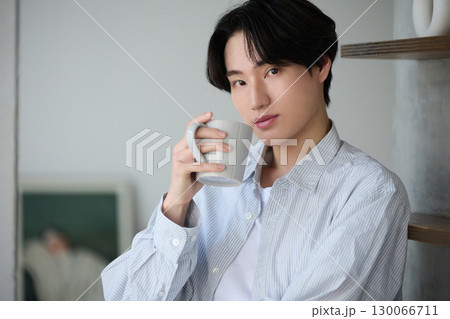 自宅でリラックしているアジアの若い男性 自宅でリラックしているアジアの若い男性 130066711
