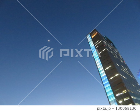 夜空と高層ビル 130068130