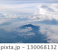 飛行機の窓から見た富士山と雲海の絶景 130068132