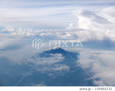 飛行機の窓から見た富士山と雲海の絶景 130068132