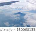青空と雲海の絶景 ― 飛行機の窓から 130068133