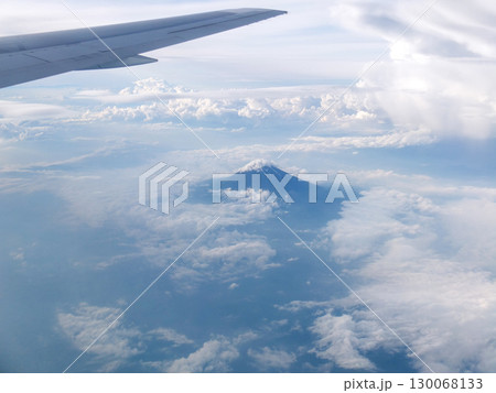 青空と雲海の絶景 ― 飛行機の窓から 130068133