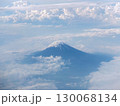飛行機の窓から見た富士山と雲海の絶景 130068134