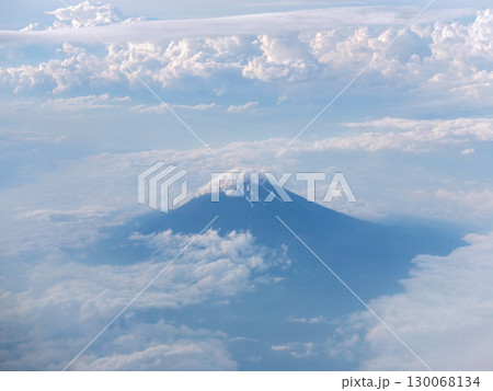 飛行機の窓から見た富士山と雲海の絶景 130068134