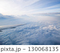 青空と雲海の絶景 ― 飛行機の窓から 130068135