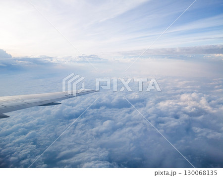 青空と雲海の絶景 ― 飛行機の窓から 青空と雲海の絶景 ― 飛行機の窓から 130068135