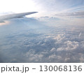 青空と雲海の絶景 ― 飛行機の窓から 130068136