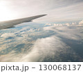 青空と雲海の絶景 ― 飛行機の窓から 130068137