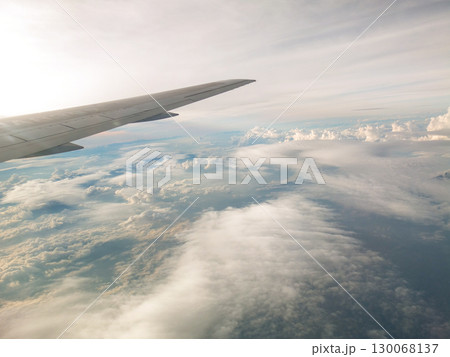 青空と雲海の絶景 ― 飛行機の窓から 青空と雲海の絶景 ― 飛行機の窓から 130068137