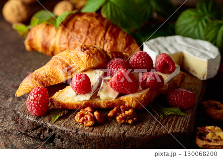 Croissant with camembert cheese, raspberries and walnuts. 130068200