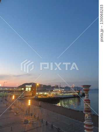 夕暮れ時の港 130068283