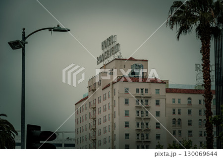アメリカ　ロサンゼルスのハリウッドの街並み 曇り 130069644