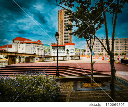 宝塚の街の夕景、大劇場、5月30日、日本 130069805