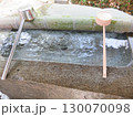 手水鉢に流れる水 130070098