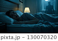 恐怖体験-深夜のベッドで身震いする女性と窓際の不審な人影 130070320