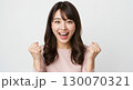笑顔でガッツポーズをする日本の若い女性、喜びと達成感に満ちた表情-ダイエット、合格、歓喜、嬉しい 130070321