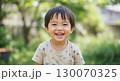 緑の広がる公園の中で無邪気に笑う元気いっぱいの男の子 130070325