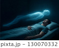 睡眠中に幽体離脱する男性のスピリチュアルなシーン 130070332